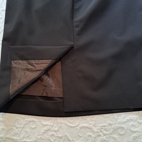 Hugo Boss black wool skirt - Picture 4 of 5